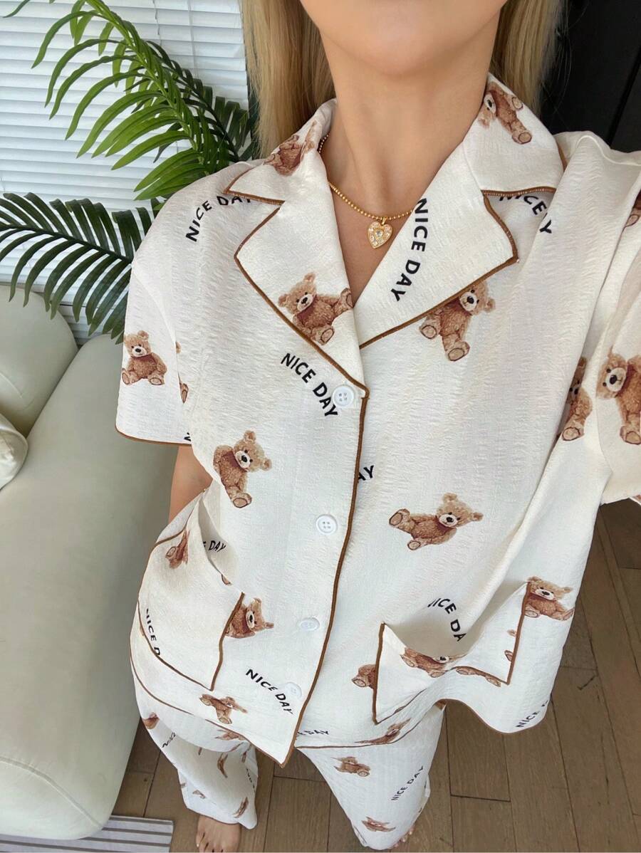 SHEIN 少女少女简约可爱熊与字母印花 Polo 领短袖前口袋衬衫配直腿裤 2 件套睡衣套装,舒适居家度假休闲短袖印花睡衣套装 - 米色 - 查看 1