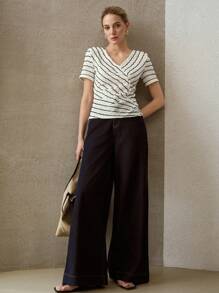 MOTF PREMIUM 條紋印花交叉式襯領褶皺T恤 - 黑與白 - 查看 5