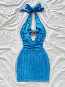 Soleia Nuevo mini vestido con textura, diseño de escote halter, espalda descubierta y cordones, con decoración de metal