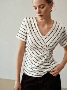 MOTF PREMIUM 條紋印花交叉式襯領褶皺T恤 - 黑與白 - 查看 6