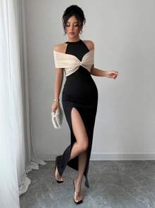 Calvaya Elegante abito color block nero e beige con spacco alto sulla schiena