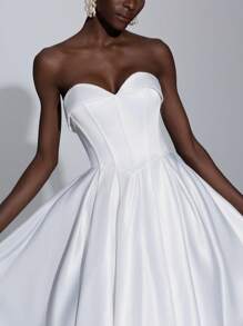 Elitara Elegant Luxurious Satin Bustier Pleated Dress With Extra-Large Hem And Train, Suitable For Wedding, Party, Vacation, Prom, Bridal Gown, Bride