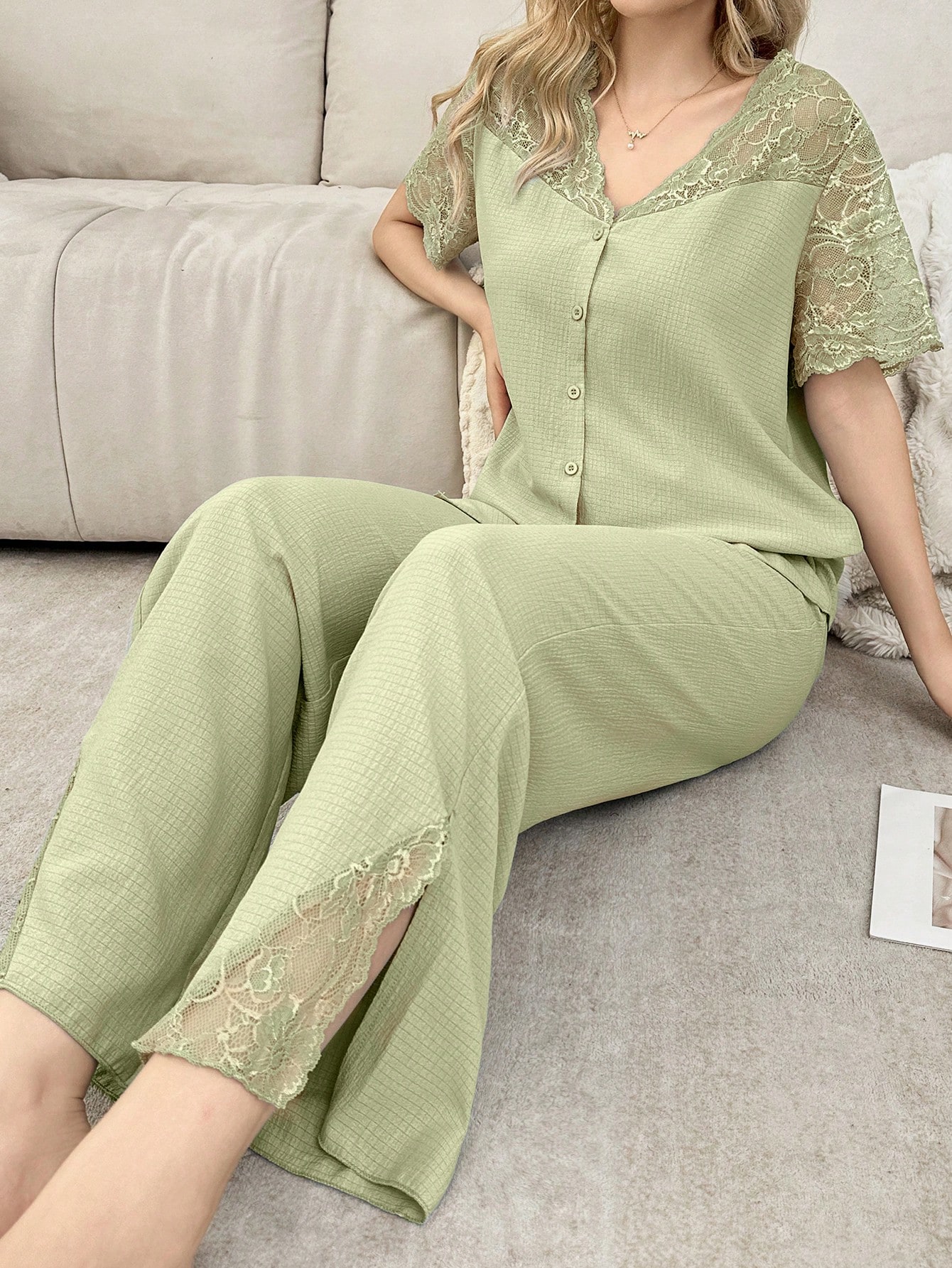 مجموعة بيجامة أكمام قصيرة كتف مفتوح شبه شفافة مع و...