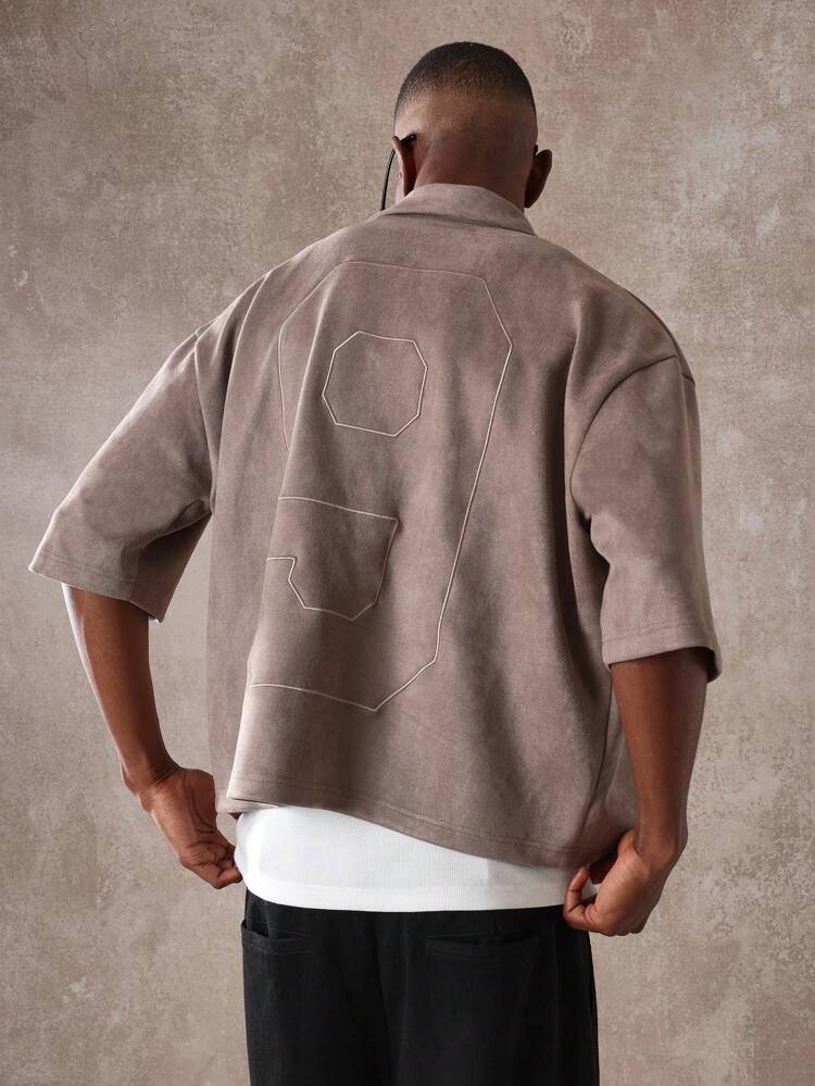 Camicia a maniche corte con spalle scese oversize in pelle scamosciata e numero applicato