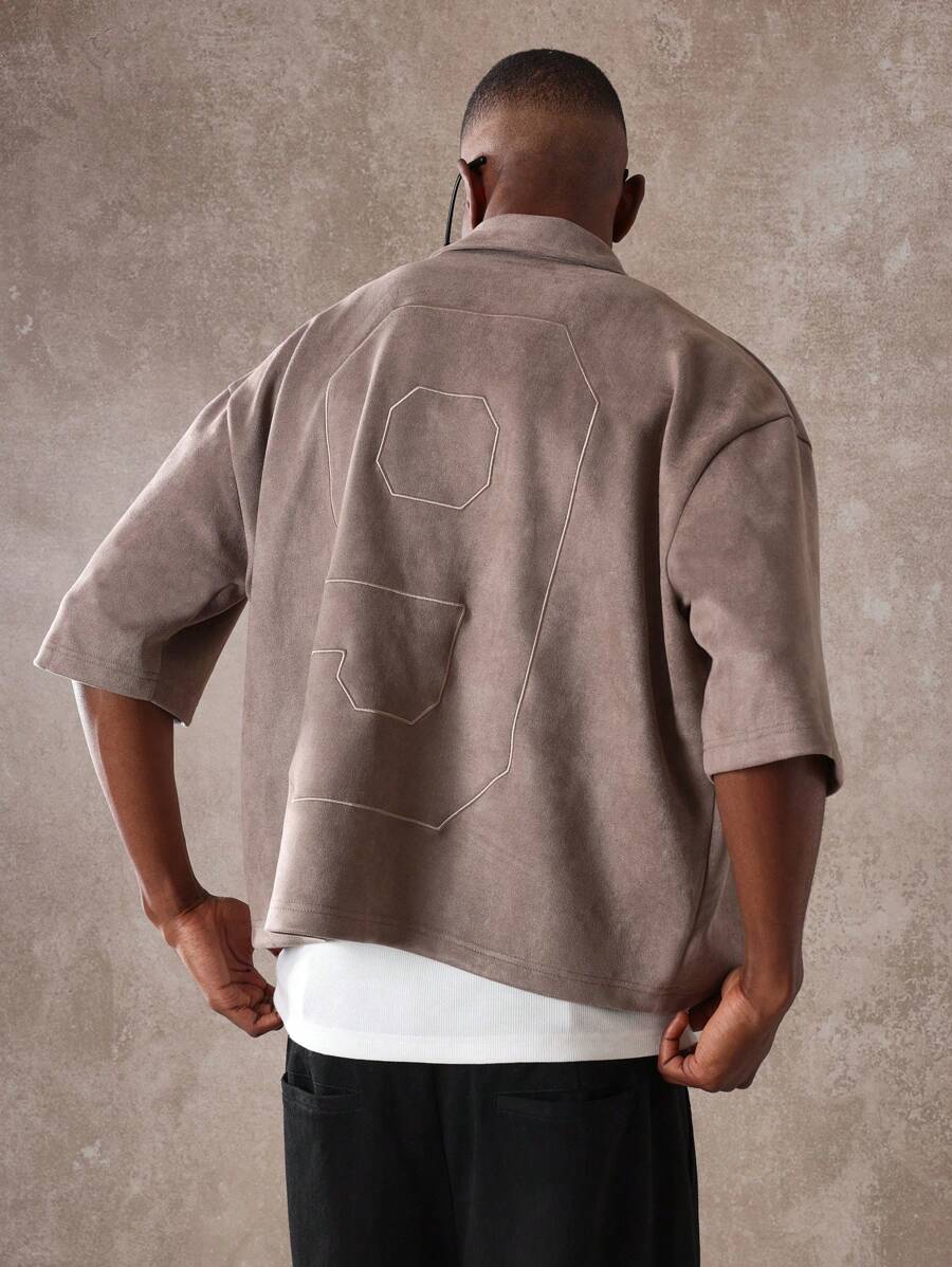 SUMWON Oversized Kurzarmhemd aus Wildleder mit Applikations-Nummern Design, lässiger urbaner Streetwear Stil, perfekt für Frühling Sommer Herbst