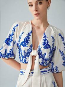 SHEIN Privé Elegante conjunto de 2 piezas para vacaciones con blusa de mangas abullonadas, escote en V y lazo, top acortado, y pantalones de pierna ancha con estampado floral y bloques de color para mujer - Multicolor - Ver 3
