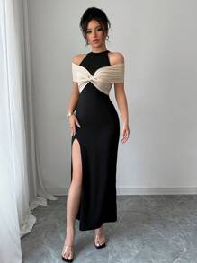 Calvaya Elegante abito color block nero e beige con spacco alto sulla schiena