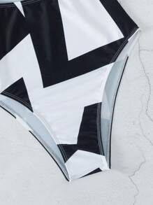 SHEIN Swim 1 件撞色印花镂空连体泳衣，随机印花设计 - 黑與白 - 查看 3
