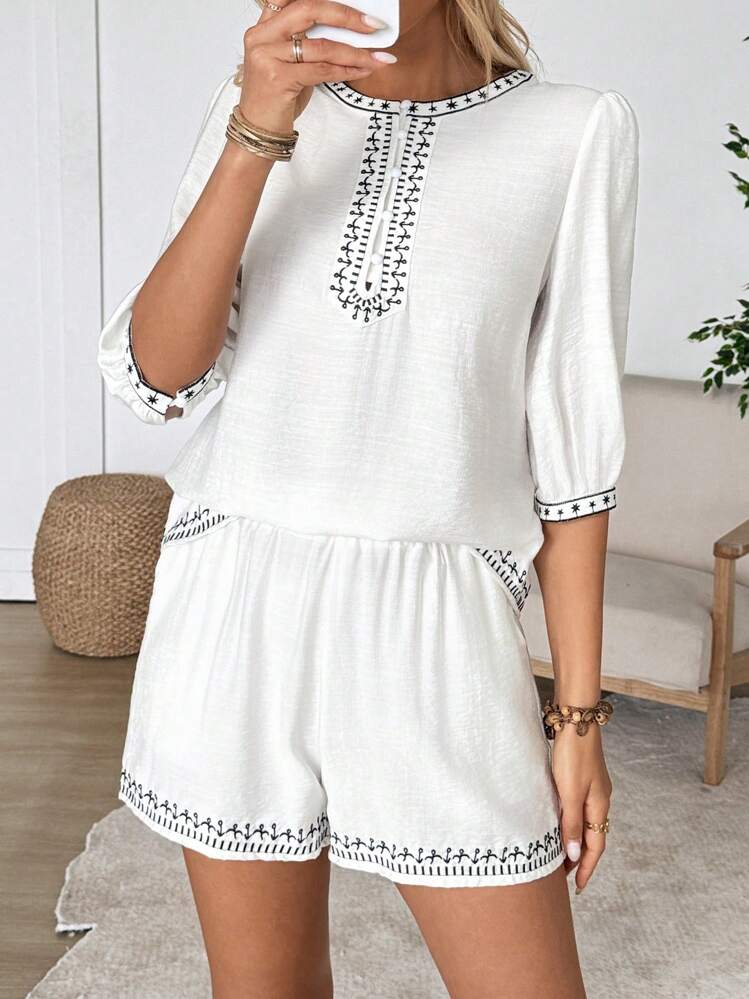 SHEIN LUNE مجموعة من 2 قطعة فوق قصير كتان الأكمام وشورت المرأة ذات لون واحد، موضة بسيطة مناسبة للصيف - أبيض وأسود - مشاهدة 4