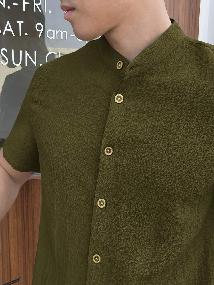 Manfinity BRENVOR 男士休闲编织泡泡纱立领短袖衬衫，适合日常穿着 - 橄欖綠 - 查看 3