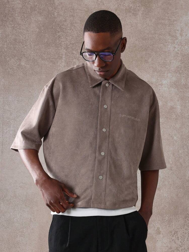 Camicia a maniche corte con spalle scese oversize in pelle scamosciata e numero applicato