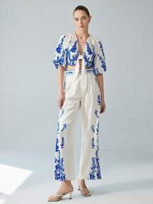 SHEIN Privé Elegante conjunto de 2 piezas para vacaciones con blusa de mangas abullonadas, escote en V y lazo, top acortado, y pantalones de pierna ancha con estampado floral y bloques de color para mujer - Multicolor - Ver 5