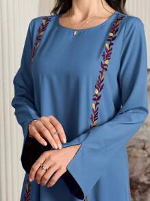 Al Najma 女式优雅拼色刺绣朴素时尚阿拉伯风格长裙，春/秋 - 霧霾藍 - 查看 5