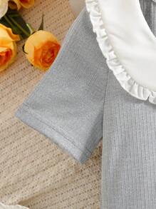 女童春夏荷叶边领3D蝴蝶结A字连衣裙，荷叶边领与3D蝴蝶结增添节日气氛；A字设计，优雅大方，适合居家休闲，让小女孩在家也能保持优雅姿态；适合各种场合，让小女孩时刻保持优雅可爱。