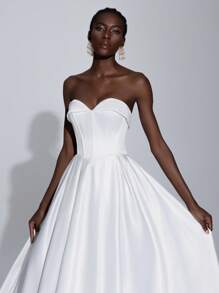 Elitara Elegant Luxurious Satin Bustier Pleated Dress With Extra-Large Hem And Train, Suitable For Wedding, Party, Vacation, Prom, Bridal Gown, Bride