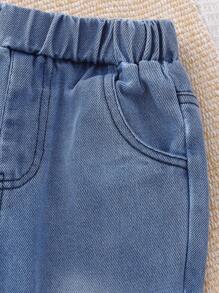 SHEIN Vintaside Kids مجموعة بقطعتين تيشيرت بياقة دائرية وأكمام قصيرة مزخرف بفيونكه وأكمام منتفخة + بنطال جينز أزرق واسع الساق بخصر مطاطي، إطلالة صيفية كاجوال جميلة للفتيات الصغيرات - متعدد الألوان - مشاهدة 6
