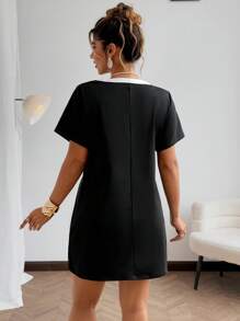 Flirla Robe mini ajustée à col rond, à décorations de fausses poches et boutons devant, manches courtes, style élégant et minimaliste pour femmes grandes tailles, printemps et été