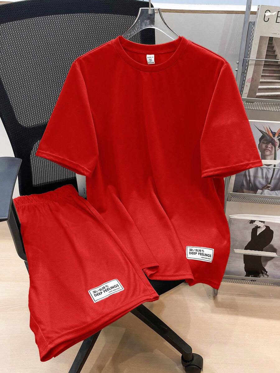 SHEIN 2 件套青少年男童休闲宽松舒适标签装饰短袖上衣和短裤套装,适合春夏季 - 紅色 - 查看 1