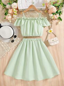 2pcs/Set Tween Girls Ruffle Strap Top And A-Line Skirt. The 3D Large Ruffle Design Adds A Festive Atmosphere, And The A-Line Skirt Paired With The Strap Top Has A Fashionable Silhouette. Suitable For To Various Events, As Well As Casual Loungewear At Home. Whether It Is A Graduation Ceremony, Birthday Party, Or Family Gathering, This Outfit Can Make The Tween Girls Elegant And Graceful, Showcasing Their Unique Charm In Different Occasions.