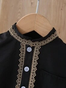 SHEIN 婴幼儿男孩传统休闲白色短袖立领纽扣半开前口袋长袍上衣，蕾丝花边，开衩设计，阿拉伯长袍，伊斯兰服装，卡夫坦，沙特服装，斋月礼服长袍，适合所有季节，3M-3T，派对，度假，洗礼，生日，周年纪念，斋月，婚礼 - 黑色 - 查看 3