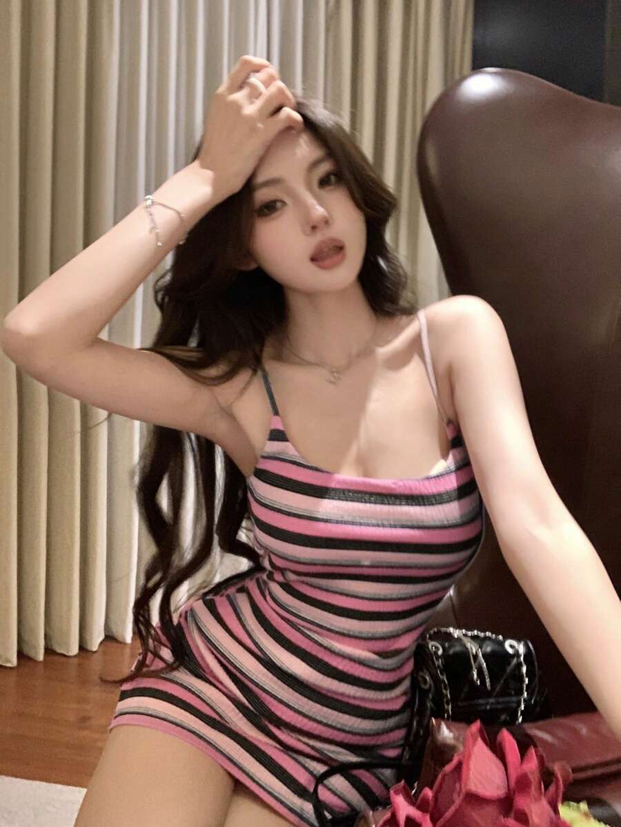 DAZY 女式条纹修身短款性感吊带连衣裙 邮轮女装 - 玫紅色 - 查看 1