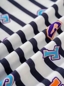 Nick 90s X SHEIN Set da 2 pezzi per bebè maschio: Maglietta a maniche corte con stampa a righe nere e lettere colorate, pantaloni salopette effetto jeans blu