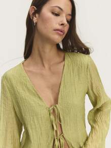 Nöista Blusa plisada verde pastel estilo bohemio con mangas acampanadas y cierre con lazo. Perfecta para el verano, Pascua o vacaciones en la playa.