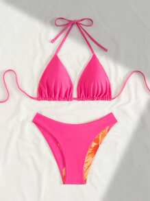 Swim Mod Set bikini da donna composto da un top con spalline e schiena scoperta decorato con stampe colorate e un abbinato pantaloncino corto con fantasia floreale, adatto per le vacanze primavera