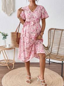 SHEIN Vestido casual de vacaciones con estampado floral, cuello en V, volantes y mangas cortas para embarazadas - Rosa - Ver 3