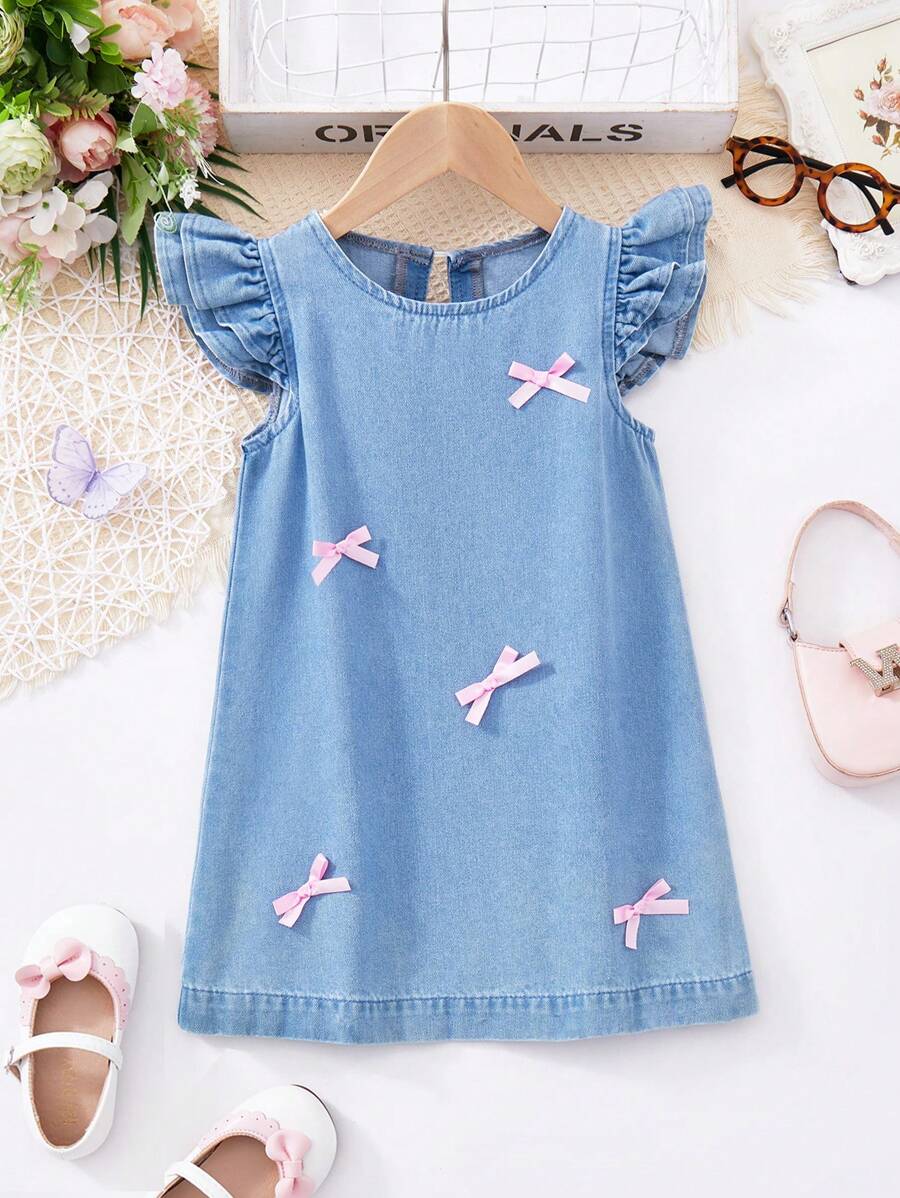SHEIN 年轻女孩粉色丝带可爱蝴蝶结点缀蓝色牛仔盖袖连衣裙，女童春夏休闲度假波西米亚风家居服， - 深色水洗藍 - 查看 1