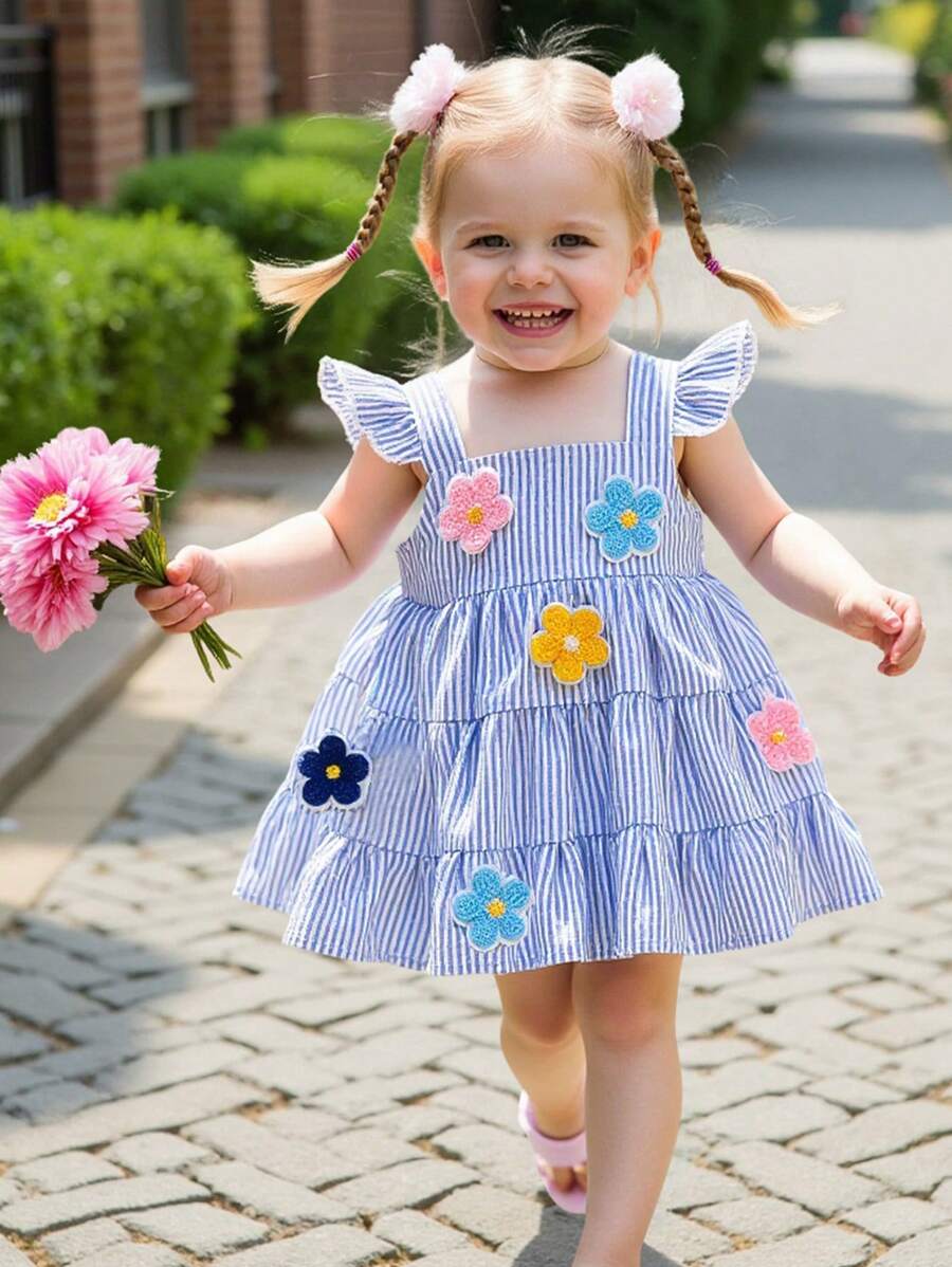 SHEIN Playful Pals 女婴休闲度假彩色条纹荷叶边吊带 3D 花卉装饰连衣裙，夏季