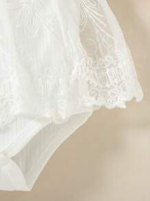 SHEIN 女婴蕾丝刺绣荷叶边连体衣，可爱公主风新生儿连体衣，按扣闭合，夏季