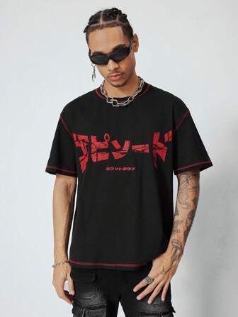 Anime Camiseta casual holgada de cuello redondo con estampado de letras para hombre