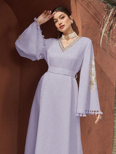 Al Najma 女士花卉刺绣 V 领喇叭袖优雅阿拉伯连衣裙，配有流苏袖口，端庄的卡夫坦