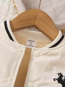 SHEIN 男童图案马匹印花条纹滚边保暖棒球夹克，时尚秋冬款 - 杏色 - 查看 4