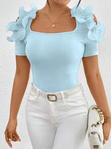 SHEIN Privé Camiseta ajustada de cuello de aro con adorno de tachuelas, diseño en X hueco y volante