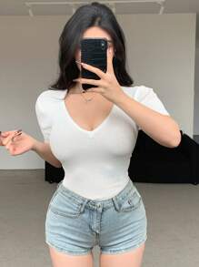 DAZY Damen figurbetontes V-Ausschnitt Kurzarm Lässig Strick-Top, einfarbig für den Sommer