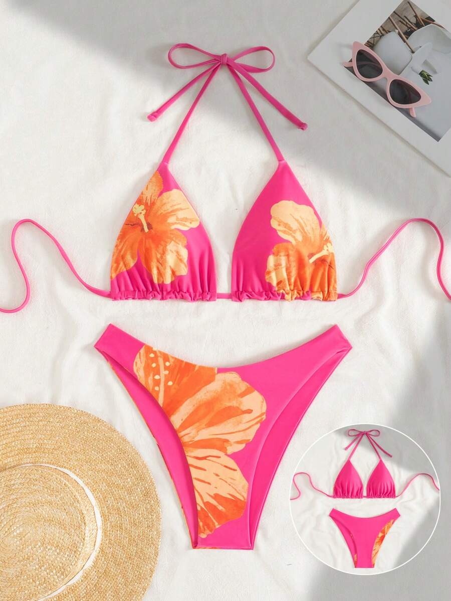 Swim Mod Set bikini da donna composto da un top con spalline e schiena scoperta decorato con stampe colorate e un abbinato pantaloncino corto con fantasia floreale, adatto per le vacanze primavera