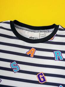 Nick 90s X SHEIN Set da 2 pezzi per bebè maschio: Maglietta a maniche corte con stampa a righe nere e lettere colorate, pantaloni salopette effetto jeans blu