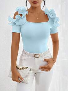 SHEIN Privé Camiseta ajustada de cuello de aro con adorno de tachuelas, diseño en X hueco y volante