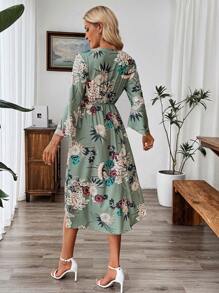 SHEIN Clasi Vestido asimétrico con cuello en V, mangas de campana 3/4, abertura alta y estampado floral en estilo retro bohemio casual europeo y americano - Multicolor - Ver 2