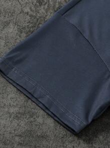 SHEIN مجموعة تي شيرت رياضي أكمام قصيرة فضفاض بطباعة كرة القدم ملابس الرياضة الفضفاضة وبناطيل رياضية فضفاضة مطبوع عليها حرف لمراهقين