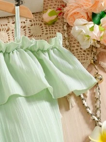 2pcs/Set Tween Girls Ruffle Strap Top And A-Line Skirt. The 3D Large Ruffle Design Adds A Festive Atmosphere, And The A-Line Skirt Paired With The Strap Top Has A Fashionable Silhouette. Suitable For To Various Events, As Well As Casual Loungewear At Home. Whether It Is A Graduation Ceremony, Birthday Party, Or Family Gathering, This Outfit Can Make The Tween Girls Elegant And Graceful, Showcasing Their Unique Charm In Different Occasions.