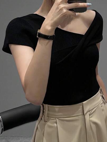 DAZY 女士纯色不对称扭纹短袖修身黑色针织上衣