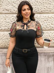 SHEIN Clasi 曲线款加大码优雅黑色系带领通勤风花卉刺绣网纱拼接浪漫优雅T恤，适合外出、情人节、情侣、夏季、春季、复古、工作场合。 - 黑色 - 查看 4