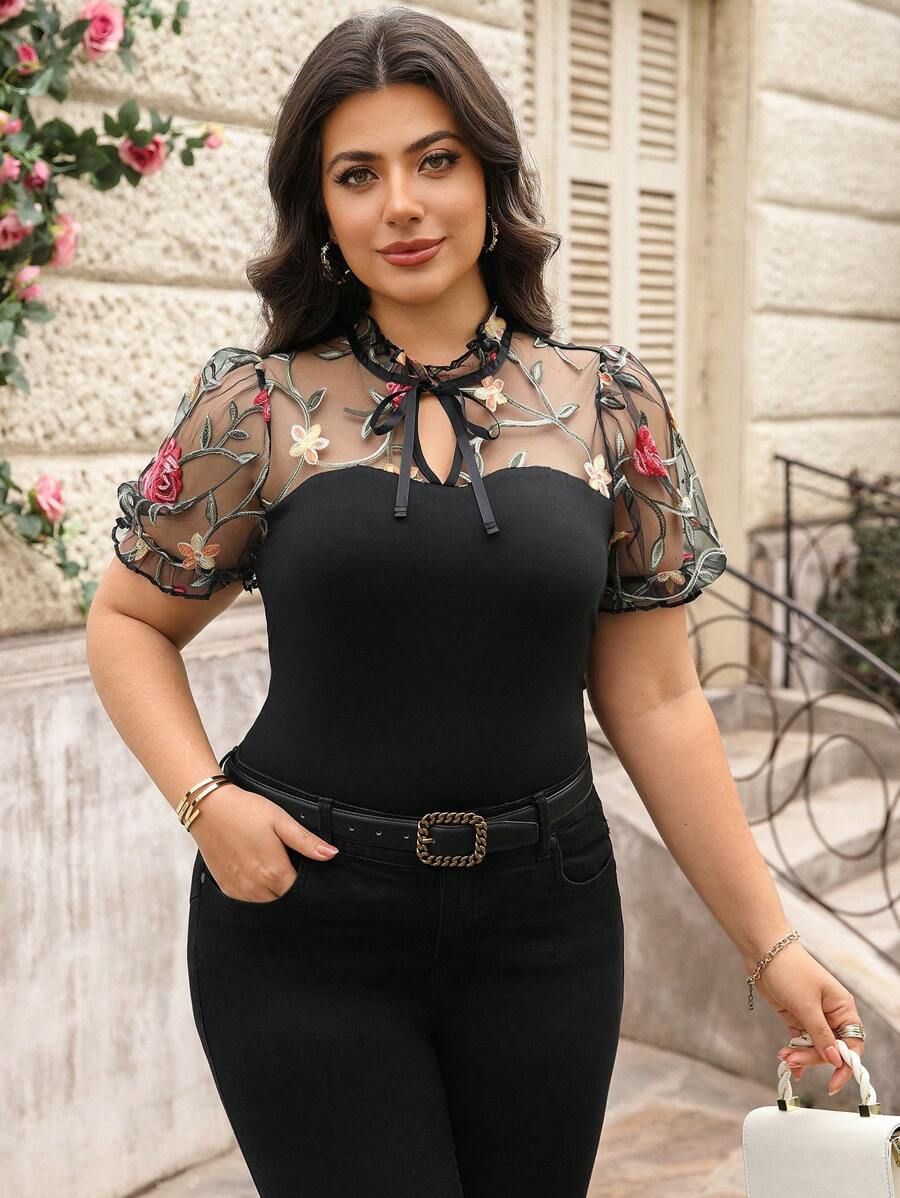 SHEIN Clasi 曲线款加大码优雅黑色系带领通勤风花卉刺绣网纱拼接浪漫优雅T恤，适合外出、情人节、情侣、夏季、春季、复古、工作场合。 - 黑色 - 查看 1