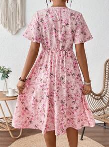 SHEIN Vestido casual de vacaciones con estampado floral, cuello en V, volantes y mangas cortas para embarazadas - Rosa - Ver 7