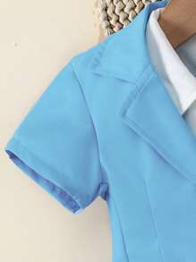 SHEIN Set casual da due pezzi in blu per bambino maschio, composto da una giacca blazer a maniche corte in blu chiaro e pantaloncini abbinati. I bottoni bianchi sottolineano il blazer in blu chiaro con scollo a V e linee morbide che valorizzano la silhouette mantenendo un aspetto rilassato. I pantaloncini con vestibilità morbida permettono movimenti confortevoli, adatti per festival, matrimoni, invitati a matrimoni, paggetti e uso quotidiano - celeste - Visualizzare 7