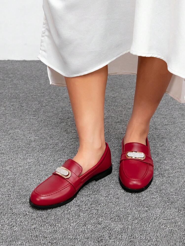 CUCCOO CHICEST 女性用フェイクレザーローファー、メタルバックル装飾、ラインストーン要素、アーモンドトゥ、フラットヒール、快適カジュアルスリッポン、ワインレッド、オフィス、ショッピング、通勤に適しています