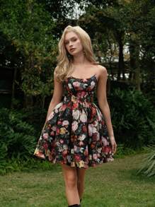 SHEIN MOD Dieses Ärmellosse Poly Organdy Mini Puff Kleid. Die Versteifung und die Lagen des gefalteten Rocks schaffen eine strukturierte feminine Silhouette